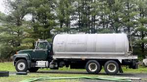 2002 mack vac truck side view photo