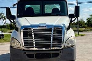 2014 Freightliner Cascadia 2800 gal tank front