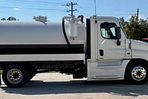 2014 Freightliner Cascadia 2800 gal tank passenger side