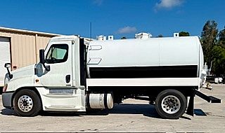 2014 Freightliner Cascadia 2800 gal tank driver side