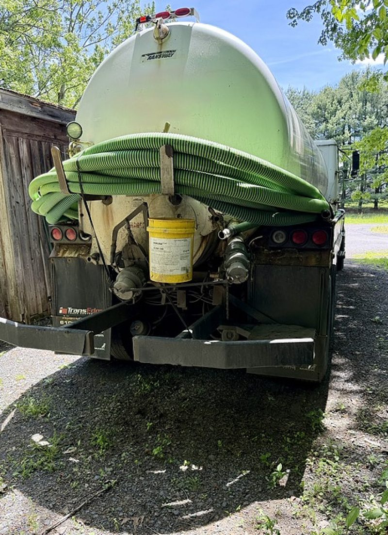 1999 volvo vac truck rear view