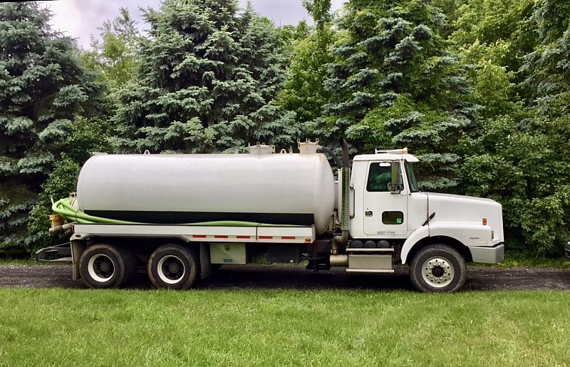 1999 volvo vac truck right side view