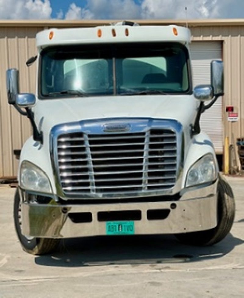 2012 Freightliner Cascadia 3500 gal tank truck front