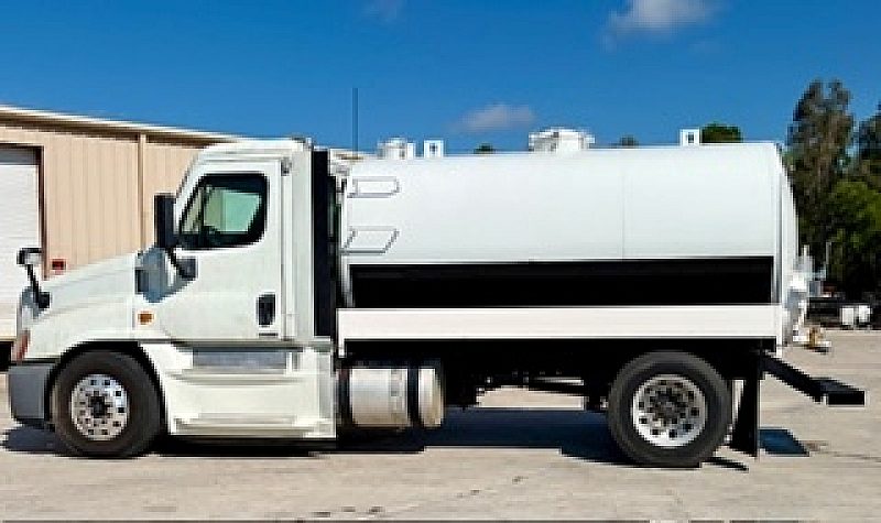 2014 Freightliner Cascadia 2800 gal tank driver side