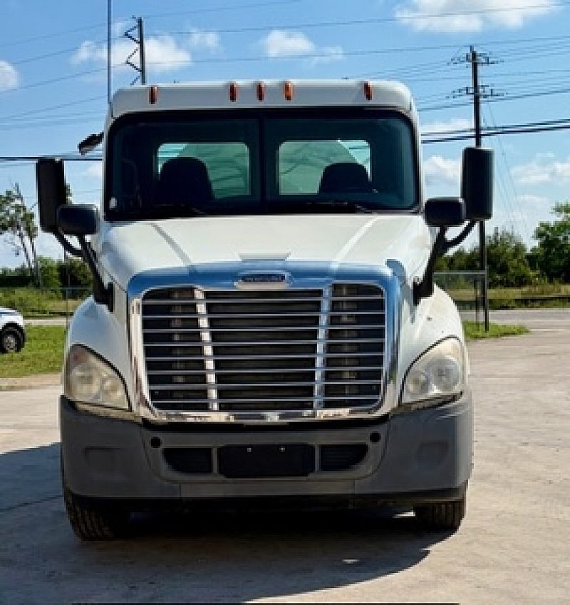 2014 Freightliner Cascadia 2800 gal tank front