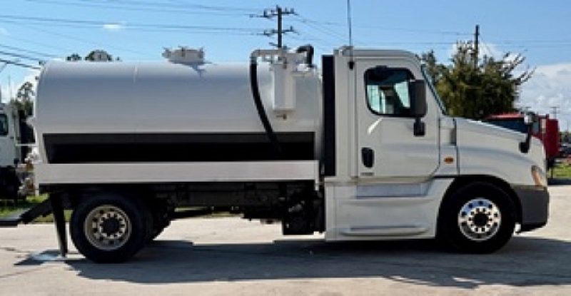 2014 Freightliner Cascadia 2800 gal tank passenger side