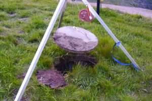 P 04 16 product spotlight screenco systems folding tripod lifter